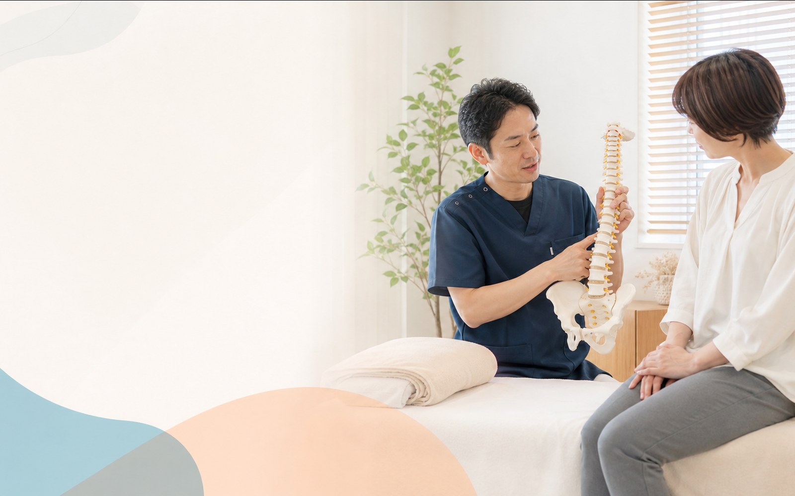 整体院で体の状態をやさしく説明する様子